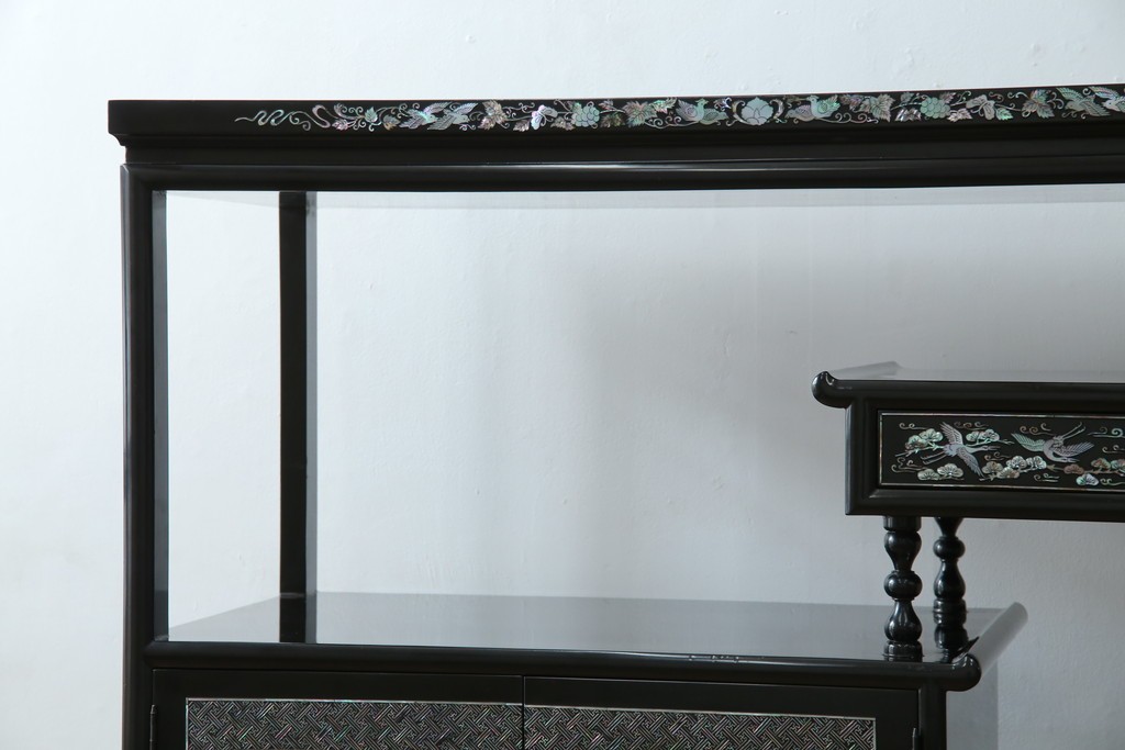 アジアンビンテージ　韓国　華やかな螺鈿(ラデン)細工が目を引く茶棚　(R-079919)