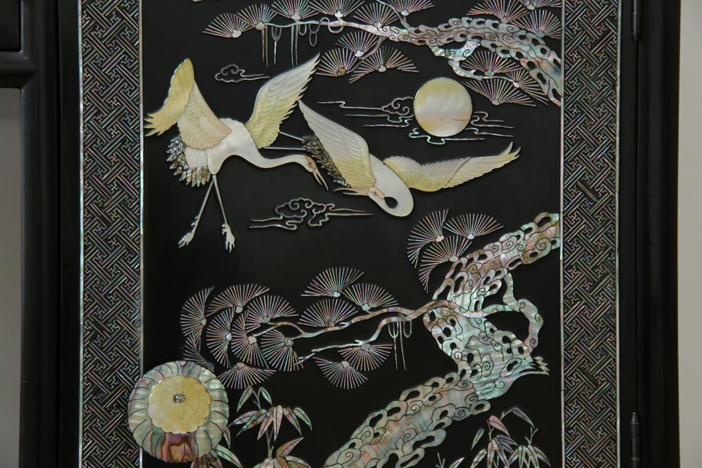 アジアンビンテージ　韓国　華やかな螺鈿(ラデン)細工が目を引く茶棚　(R-079919)