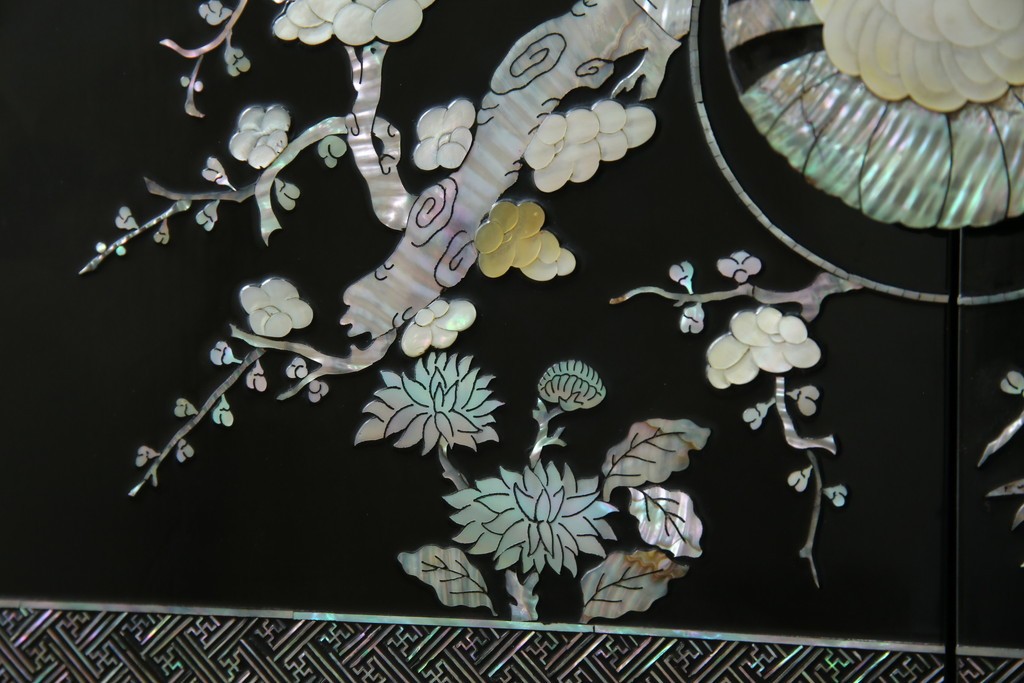 アジアンビンテージ　韓国　華やかな螺鈿(ラデン)細工が目を引く茶棚　(R-079919)