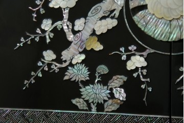 アジアンビンテージ　韓国　華やかな螺鈿(ラデン)細工が目を引く茶棚　(R-079919)