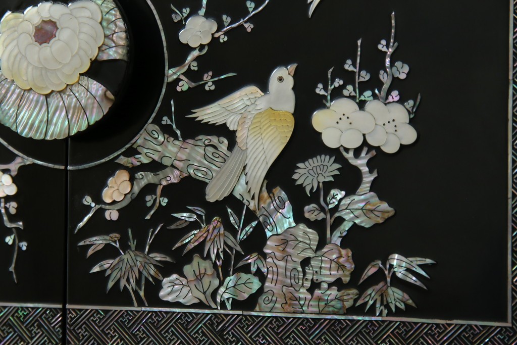 アジアンビンテージ　韓国　華やかな螺鈿(ラデン)細工が目を引く茶棚　(R-079919)