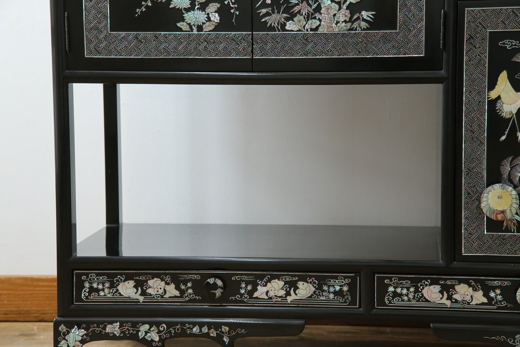 アジアンビンテージ　韓国　華やかな螺鈿(ラデン)細工が目を引く茶棚　(R-079919)