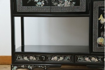 アジアンビンテージ　韓国　華やかな螺鈿(ラデン)細工が目を引く茶棚　(R-079919)