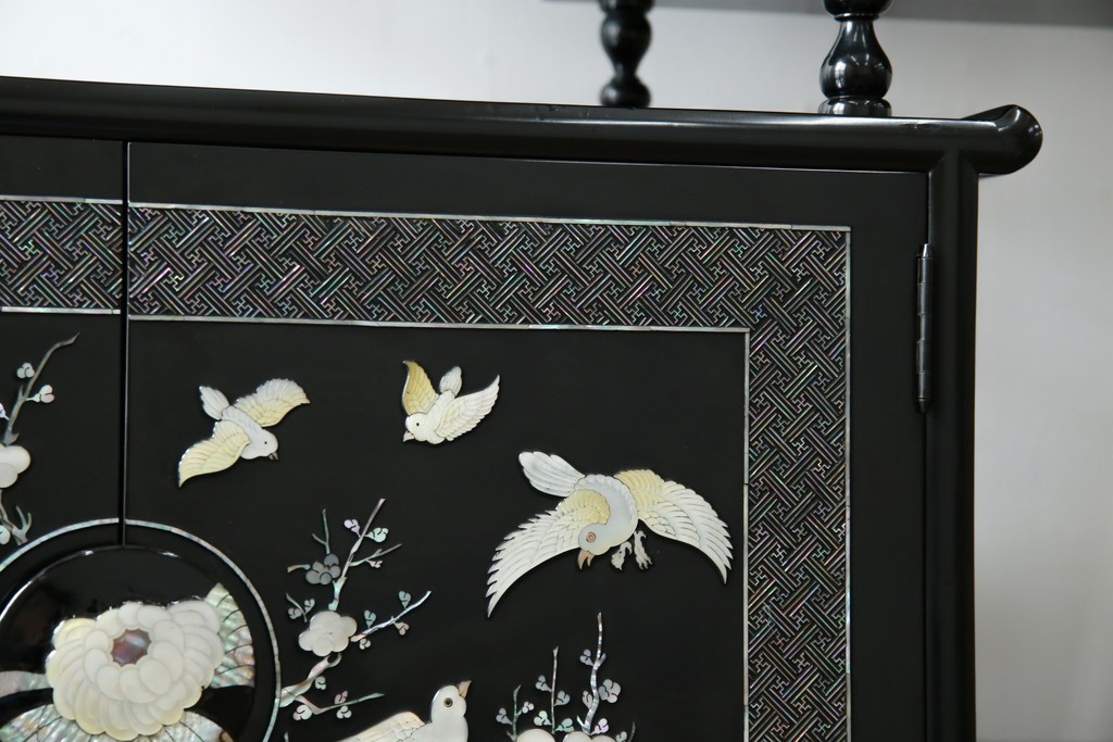 アジアンビンテージ　韓国　華やかな螺鈿(ラデン)細工が目を引く茶棚　(R-079919)