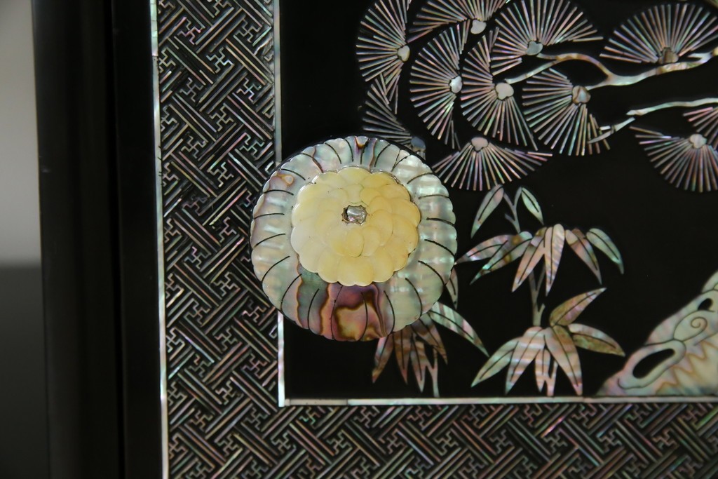 アジアンビンテージ　韓国　華やかな螺鈿(ラデン)細工が目を引く茶棚　(R-079919)