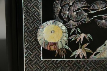 アジアンビンテージ　韓国　華やかな螺鈿(ラデン)細工が目を引く茶棚　(R-079919)