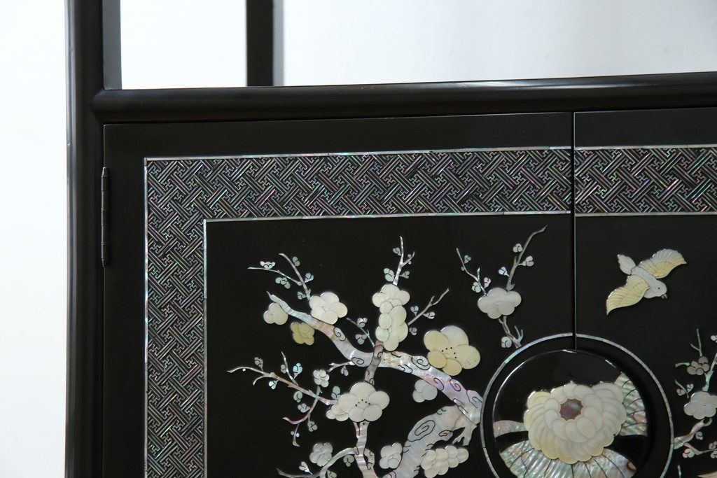 アジアンビンテージ　韓国　華やかな螺鈿(ラデン)細工が目を引く茶棚　(R-079919)