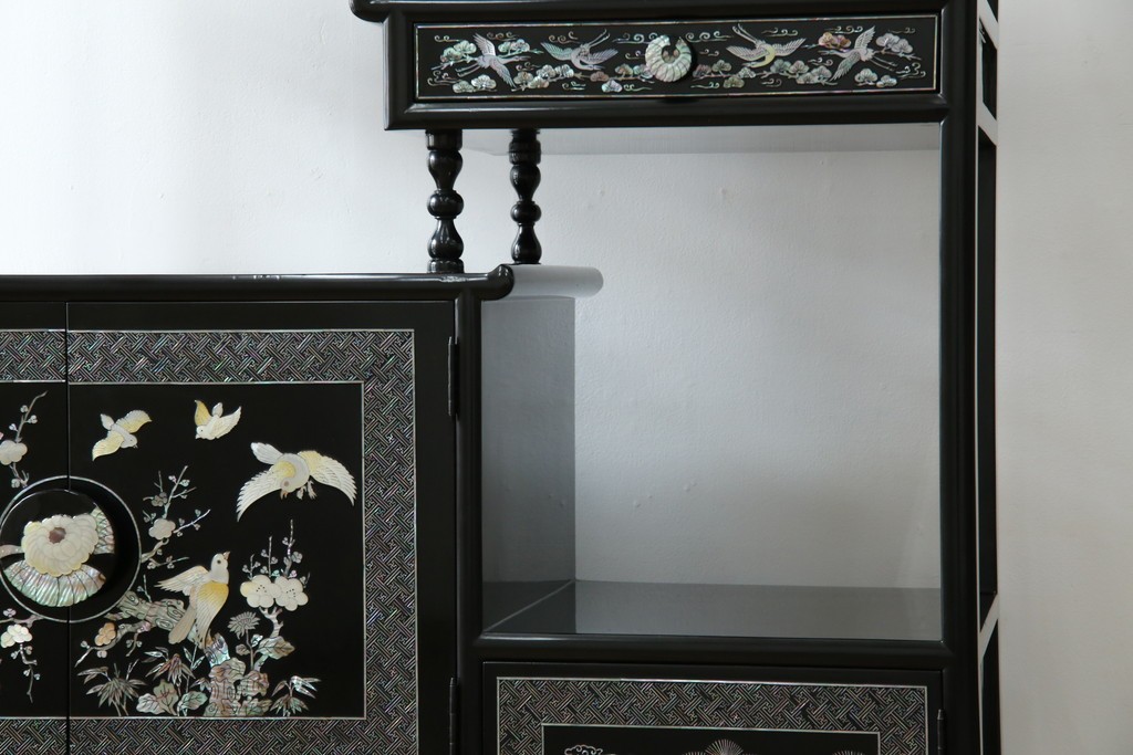 アジアンビンテージ　韓国　華やかな螺鈿(ラデン)細工が目を引く茶棚　(R-079919)