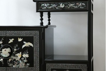 アジアンビンテージ　韓国　華やかな螺鈿(ラデン)細工が目を引く茶棚　(R-079919)