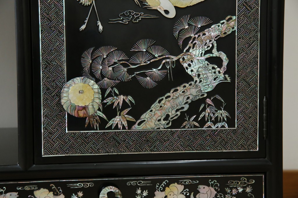 アジアンビンテージ　韓国　華やかな螺鈿(ラデン)細工が目を引く茶棚　(R-079919)