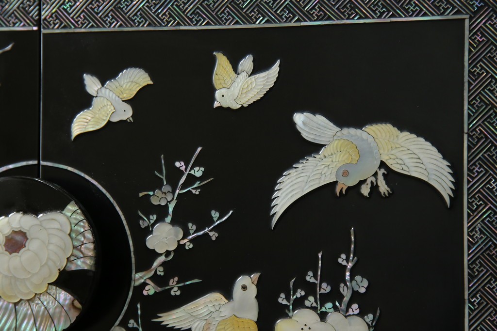 アジアンビンテージ　韓国　華やかな螺鈿(ラデン)細工が目を引く茶棚　(R-079919)