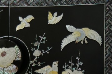 アジアンビンテージ　韓国　華やかな螺鈿(ラデン)細工が目を引く茶棚　(R-079919)