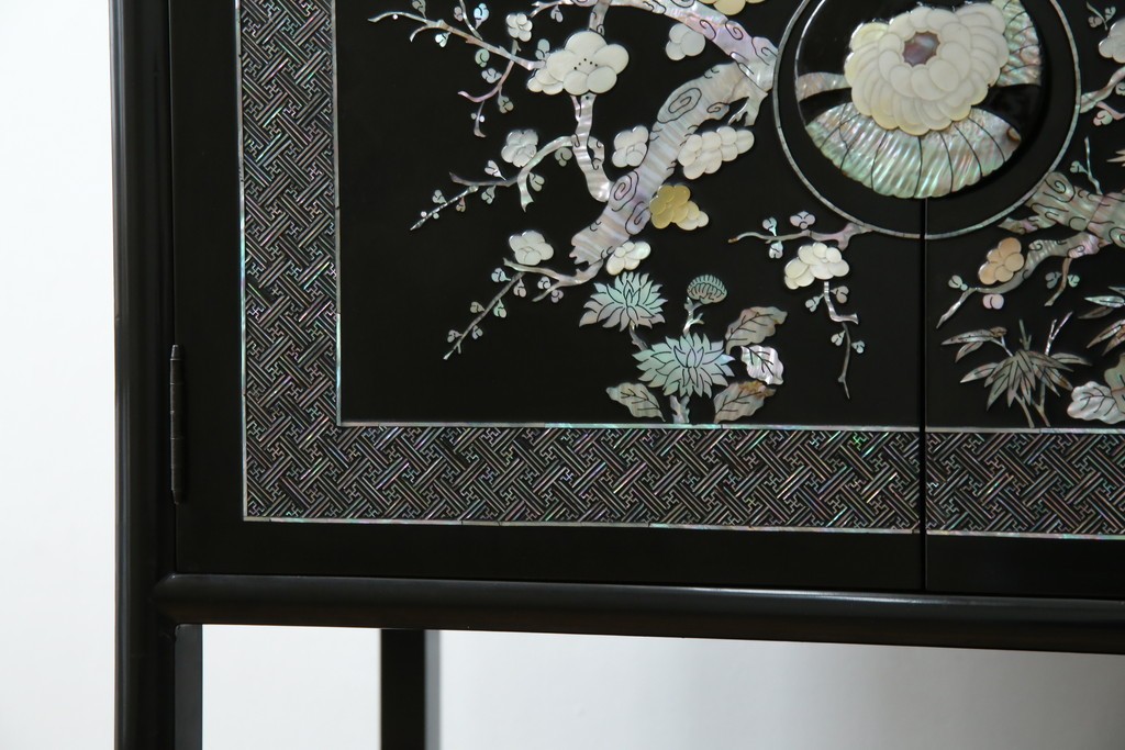 アジアンビンテージ　韓国　華やかな螺鈿(ラデン)細工が目を引く茶棚　(R-079919)