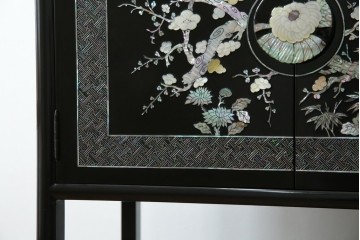 アジアンビンテージ　韓国　華やかな螺鈿(ラデン)細工が目を引く茶棚　(R-079919)