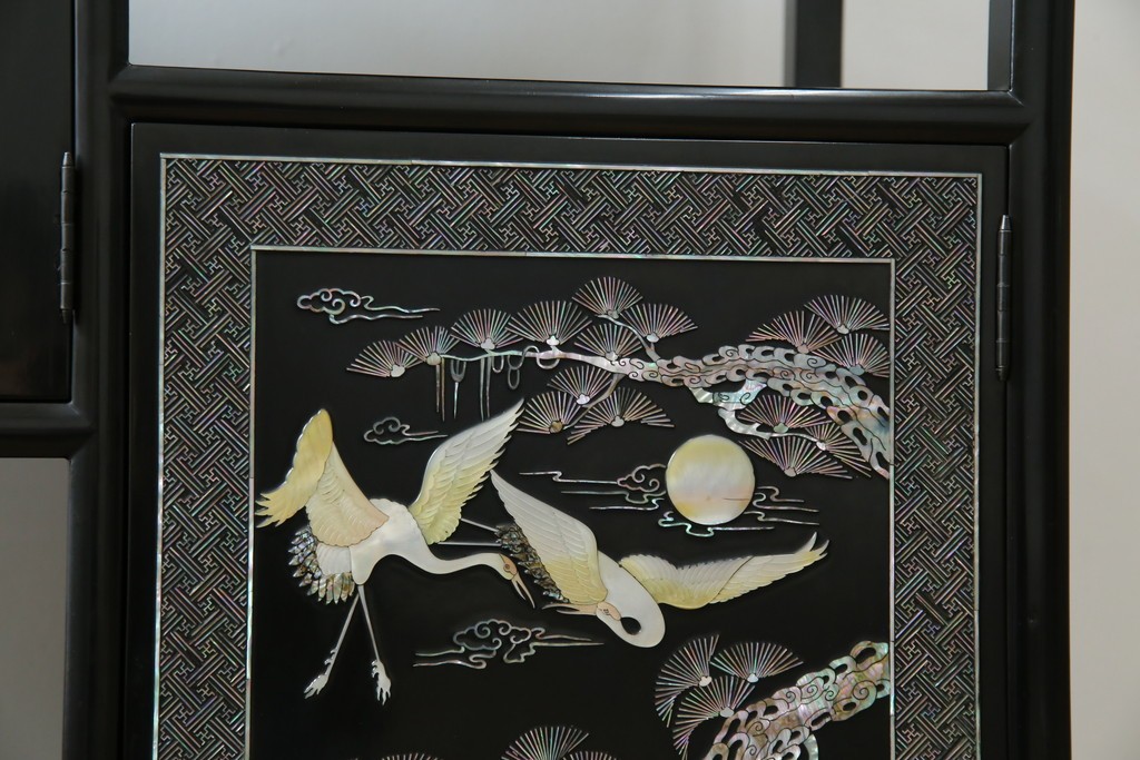 アジアンビンテージ　韓国　華やかな螺鈿(ラデン)細工が目を引く茶棚　(R-079919)