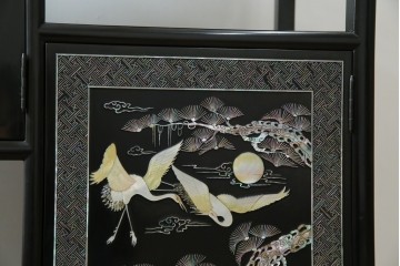 アジアンビンテージ　韓国　華やかな螺鈿(ラデン)細工が目を引く茶棚　(R-079919)