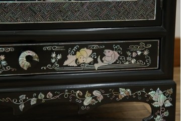 アジアンビンテージ　韓国　華やかな螺鈿(ラデン)細工が目を引く茶棚　(R-079919)