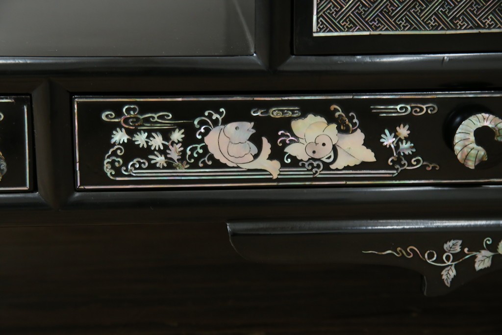 アジアンビンテージ　韓国　華やかな螺鈿(ラデン)細工が目を引く茶棚　(R-079919)