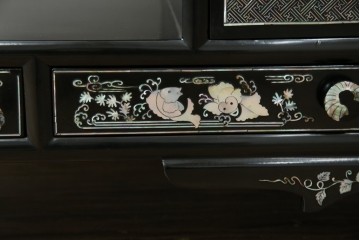 アジアンビンテージ　韓国　華やかな螺鈿(ラデン)細工が目を引く茶棚　(R-079919)