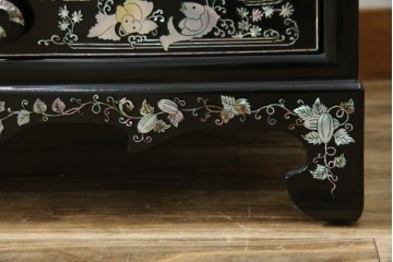 アジアンビンテージ　韓国　華やかな螺鈿(ラデン)細工が目を引く茶棚　(R-079919)