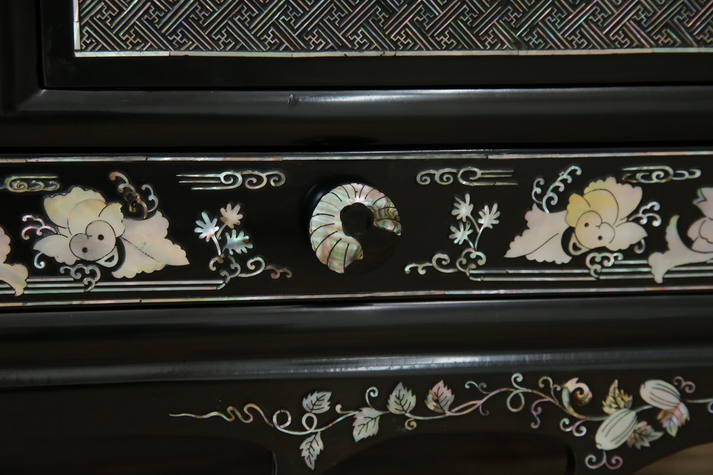 アジアンビンテージ　韓国　華やかな螺鈿(ラデン)細工が目を引く茶棚　(R-079919)