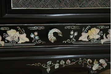 アジアンビンテージ　韓国　華やかな螺鈿(ラデン)細工が目を引く茶棚　(R-079919)