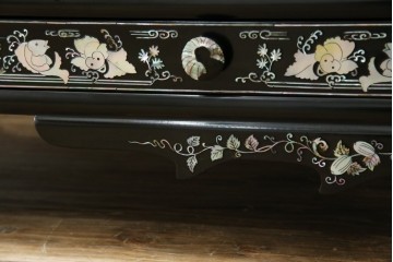 アジアンビンテージ　韓国　華やかな螺鈿(ラデン)細工が目を引く茶棚　(R-079919)