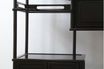 和製ビンテージ　上手物!!　紫檀(シタン)材　控え目な装飾が上品さを醸し出す漆塗りの飾り棚(茶棚、違い棚、収納棚、戸棚、ヴィンテージ)(R-079920)