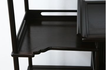 和製ビンテージ　上手物!!　紫檀(シタン)材　控え目な装飾が上品さを醸し出す漆塗りの飾り棚(茶棚、違い棚、収納棚、戸棚、ヴィンテージ)(R-079920)