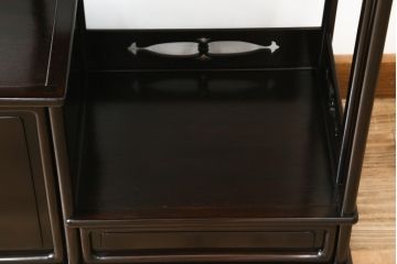 和製ビンテージ　上手物!!　紫檀(シタン)材　控え目な装飾が上品さを醸し出す漆塗りの飾り棚(茶棚、違い棚、収納棚、戸棚、ヴィンテージ)(R-079920)