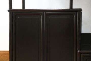 和製ビンテージ　上手物!!　紫檀(シタン)材　控え目な装飾が上品さを醸し出す漆塗りの飾り棚(茶棚、違い棚、収納棚、戸棚、ヴィンテージ)(R-079920)