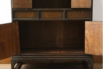 アジアンビンテージ　お部屋に個性をプラスしてくれる李朝デザインの小振りなサイドキャビネット(李朝箪笥、李朝タンス、小物収納、収納棚、戸棚、飾り棚、ヴィンテージ)(R-079921)