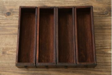 アジアンビンテージ　お部屋に個性をプラスしてくれる李朝デザインの小振りなサイドキャビネット(李朝箪笥、李朝タンス、小物収納、収納棚、戸棚、飾り棚、ヴィンテージ)(R-079921)