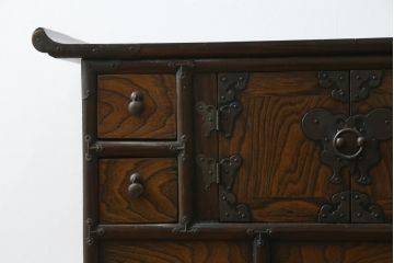 アジアンビンテージ　お部屋に個性をプラスしてくれる李朝デザインの小振りなサイドキャビネット(李朝箪笥、李朝タンス、小物収納、収納棚、戸棚、飾り棚、ヴィンテージ)(R-079921)