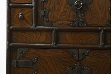アジアンビンテージ　お部屋に個性をプラスしてくれる李朝デザインの小振りなサイドキャビネット(李朝箪笥、李朝タンス、小物収納、収納棚、戸棚、飾り棚、ヴィンテージ)(R-079921)