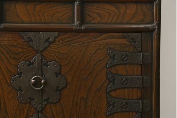 アジアンビンテージ　お部屋に個性をプラスしてくれる李朝デザインの小振りなサイドキャビネット(李朝箪笥、李朝タンス、小物収納、収納棚、戸棚、飾り棚、ヴィンテージ)(R-079921)