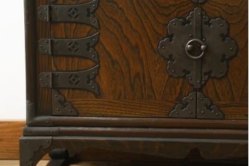 アジアンビンテージ　お部屋に個性をプラスしてくれる李朝デザインの小振りなサイドキャビネット(李朝箪笥、李朝タンス、小物収納、収納棚、戸棚、飾り棚、ヴィンテージ)(R-079921)