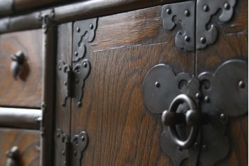 アジアンビンテージ　お部屋に個性をプラスしてくれる李朝デザインの小振りなサイドキャビネット(李朝箪笥、李朝タンス、小物収納、収納棚、戸棚、飾り棚、ヴィンテージ)(R-079921)