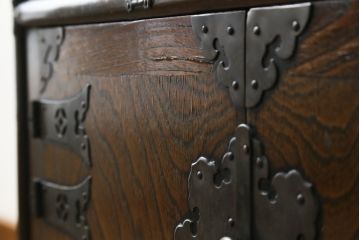 アジアンビンテージ　お部屋に個性をプラスしてくれる李朝デザインの小振りなサイドキャビネット(李朝箪笥、李朝タンス、小物収納、収納棚、戸棚、飾り棚、ヴィンテージ)(R-079921)