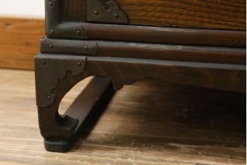 アジアンビンテージ　お部屋に個性をプラスしてくれる李朝デザインの小振りなサイドキャビネット(李朝箪笥、李朝タンス、小物収納、収納棚、戸棚、飾り棚、ヴィンテージ)(R-079921)
