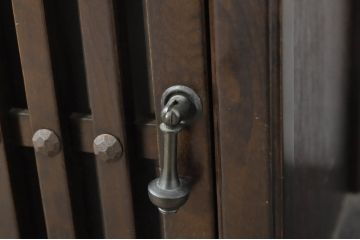 和製ビンテージ　和モダンのお部屋に映える格子扉付きの小さな飾り棚(茶棚、違い棚、収納棚、戸棚、ヴィンテージ)(R-079922)
