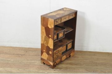 和製アンティーク　激レア　希少!!　戦前　時代物　置いてあるだけで絵になる箱根細工の人形棚(飾り棚、箱根寄木細工、茶棚、茶箪笥、収納棚、戸棚)(R-079924)