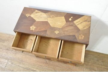 和製アンティーク　激レア　希少!!　戦前　時代物　置いてあるだけで絵になる箱根細工の人形棚(飾り棚、箱根寄木細工、茶棚、茶箪笥、収納棚、戸棚)(R-079924)