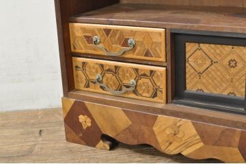 和製アンティーク　激レア　希少!!　戦前　時代物　置いてあるだけで絵になる箱根細工の人形棚(飾り棚、箱根寄木細工、茶棚、茶箪笥、収納棚、戸棚)(R-079924)