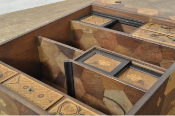 和製アンティーク　激レア　希少!!　戦前　時代物　置いてあるだけで絵になる箱根細工の人形棚(飾り棚、箱根寄木細工、茶棚、茶箪笥、収納棚、戸棚)(R-079924)