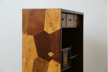 和製アンティーク　激レア　希少!!　戦前　時代物　置いてあるだけで絵になる箱根細工の人形棚(飾り棚、箱根寄木細工、茶棚、茶箪笥、収納棚、戸棚)(R-079924)
