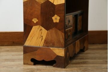 和製アンティーク　激レア　希少!!　戦前　時代物　置いてあるだけで絵になる箱根細工の人形棚(飾り棚、箱根寄木細工、茶棚、茶箪笥、収納棚、戸棚)(R-079924)