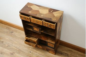 和製アンティーク　激レア　希少!!　戦前　時代物　置いてあるだけで絵になる箱根細工の人形棚(飾り棚、箱根寄木細工、茶棚、茶箪笥、収納棚、戸棚)(R-079924)