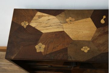 和製アンティーク　激レア　希少!!　戦前　時代物　置いてあるだけで絵になる箱根細工の人形棚(飾り棚、箱根寄木細工、茶棚、茶箪笥、収納棚、戸棚)(R-079924)