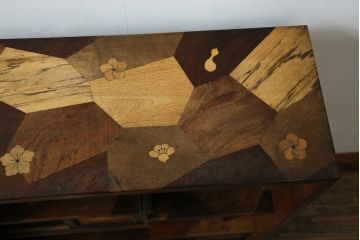 和製アンティーク　激レア　希少!!　戦前　時代物　置いてあるだけで絵になる箱根細工の人形棚(飾り棚、箱根寄木細工、茶棚、茶箪笥、収納棚、戸棚)(R-079924)